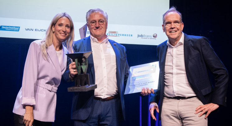 Twee mannen en een vrouw staan lachend op een podium bij de TVM awards.